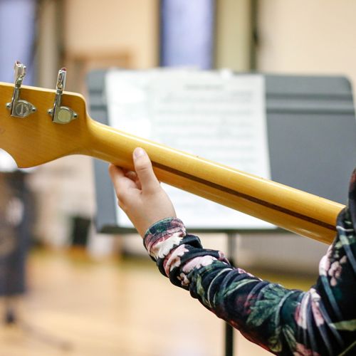 detalle-tocando-guitarra.jpg