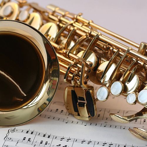 saxofon-con-partitura.jpg